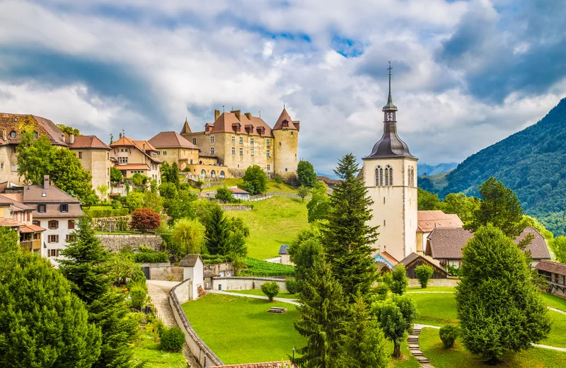 Paisaje y arquitectura del pueblo medieval de Gruyères