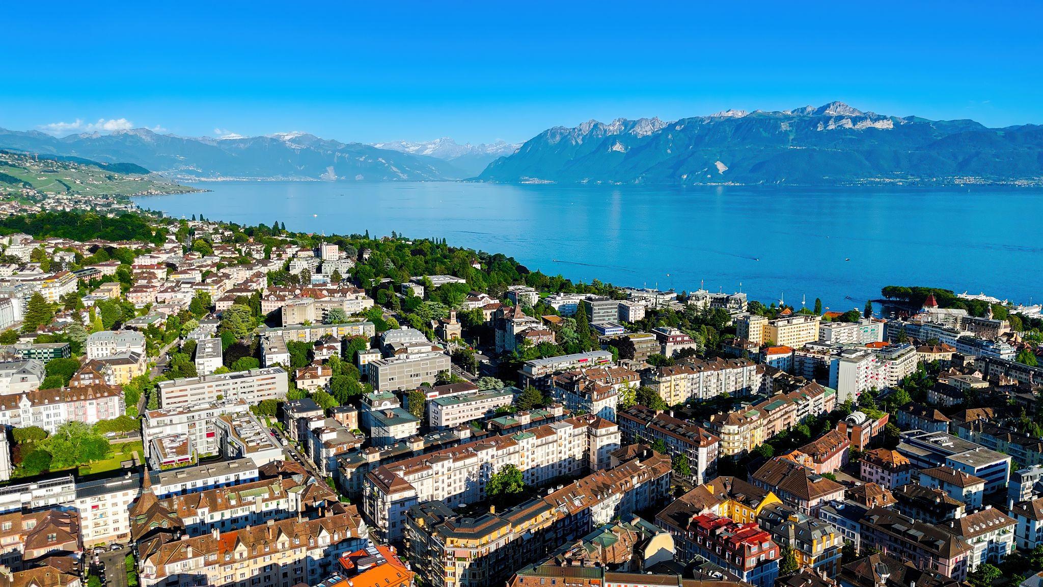 Vista panorámica de Lausanne y sus edificios residenciales junto al lago Lemán