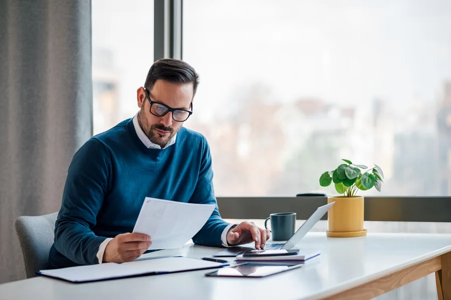 Profesional revisando documentos de trabajo
