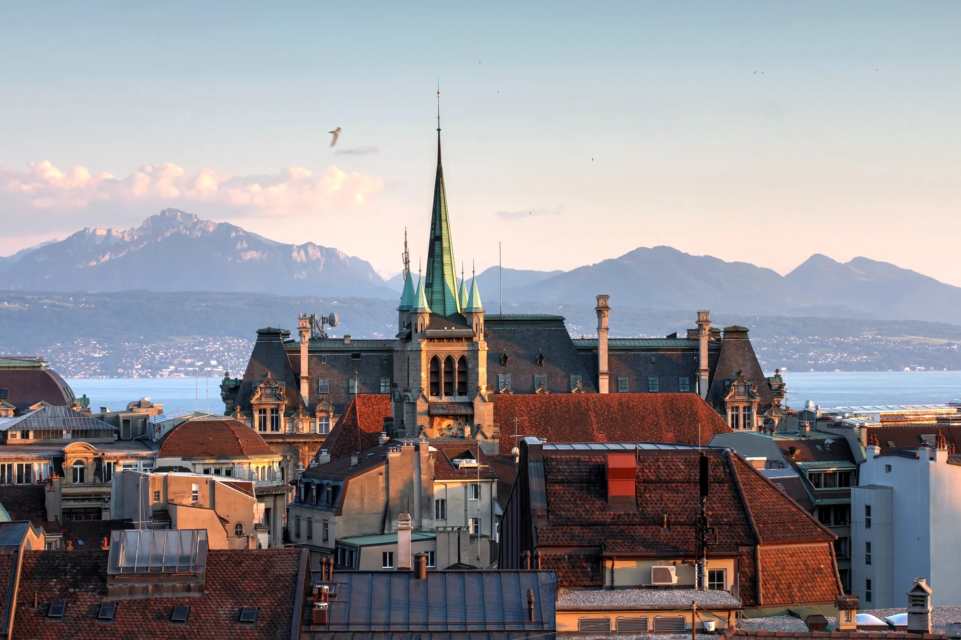 Vista de Lausanne y el lago Lemán al atardecer