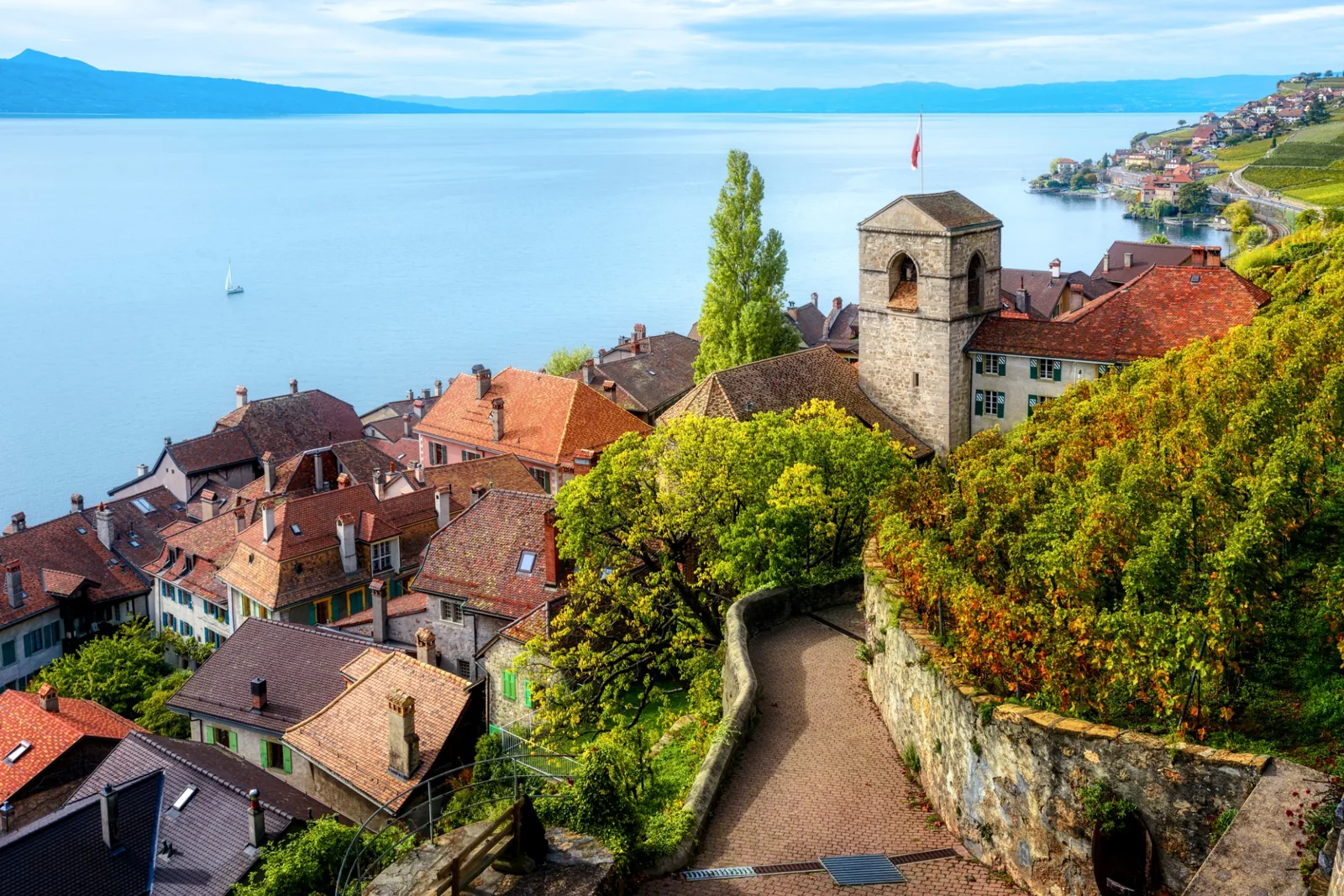 Saint-Saphorin, pueblo de Lavaux con tejados históricos junto al lago Lemán