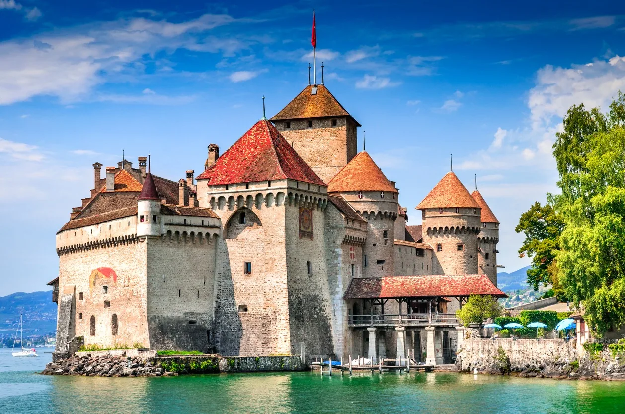 Fachada del castillo medieval de Chillon y sus torres sobre el lago Lemán