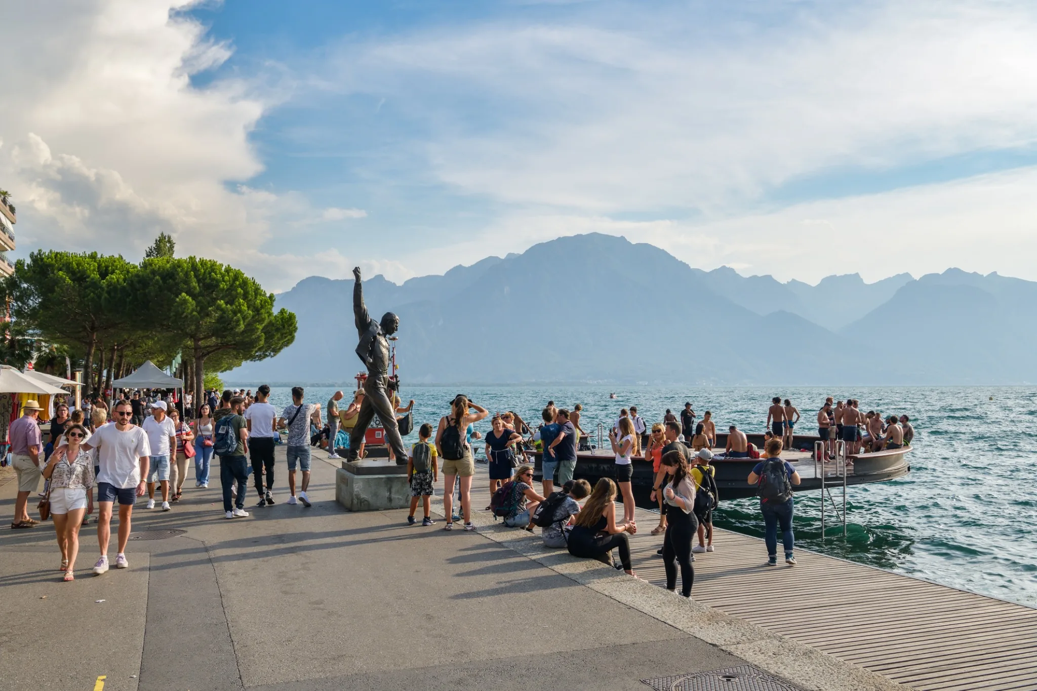 Paseo de Montreux junto al lago Lemán, con la estatua de Freddie Mercury y los Alpes