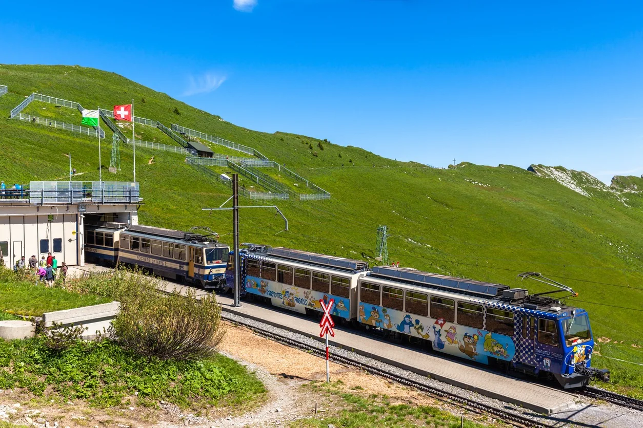 Tren cremallera de Rochers-de-Naye junto a la estación de montaña